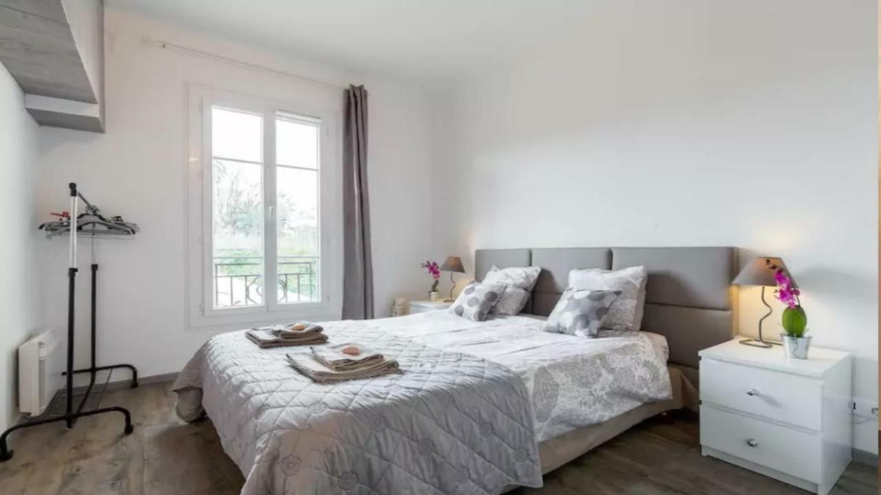 Stylish White And Red Apartments ジュアン・レ・パン エクステリア 写真