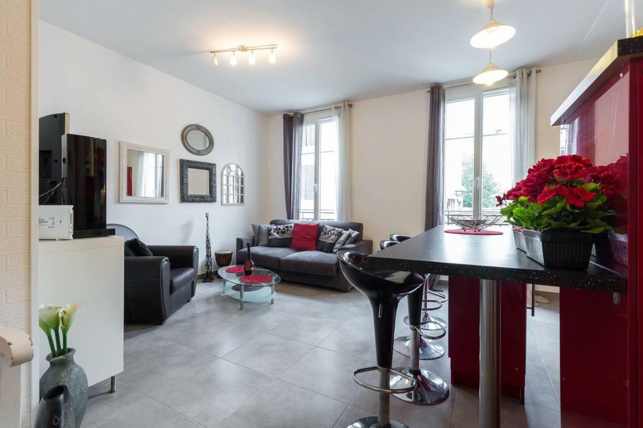 Stylish White And Red Apartments ジュアン・レ・パン エクステリア 写真
