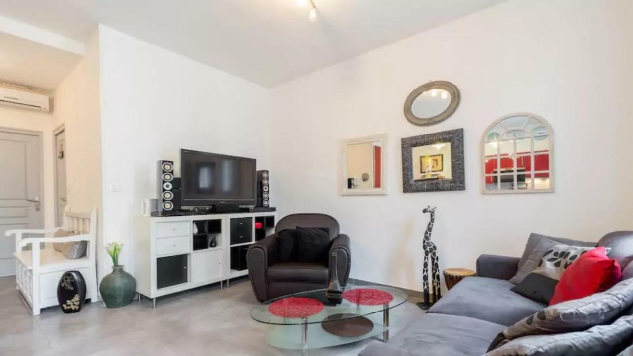 Stylish White And Red Apartments ジュアン・レ・パン エクステリア 写真