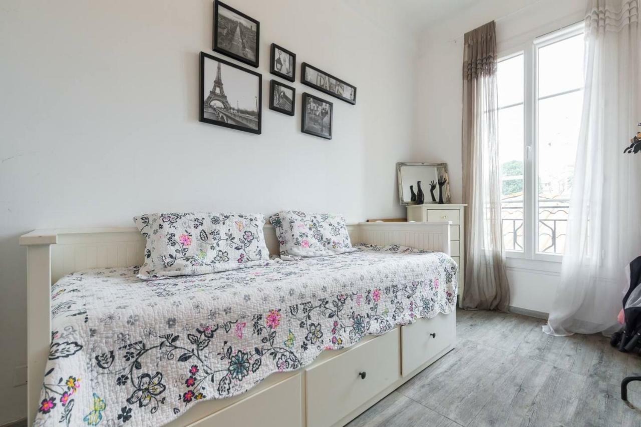 Stylish White And Red Apartments ジュアン・レ・パン エクステリア 写真