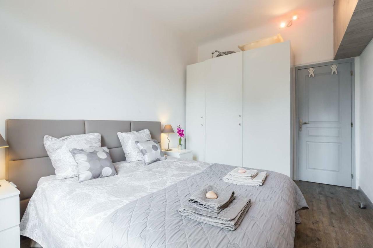 Stylish White And Red Apartments ジュアン・レ・パン エクステリア 写真