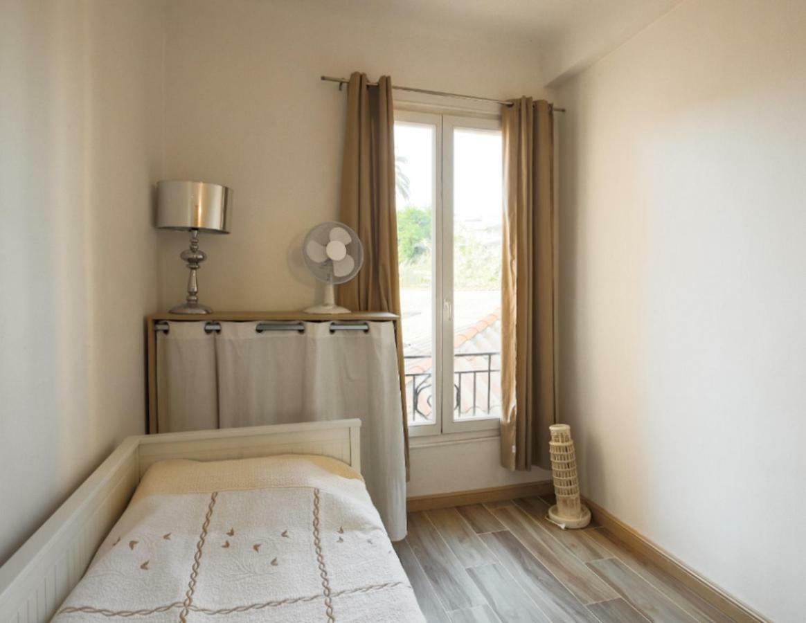 Stylish White And Red Apartments ジュアン・レ・パン エクステリア 写真