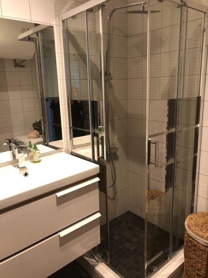 Stylish White And Red Apartments ジュアン・レ・パン エクステリア 写真
