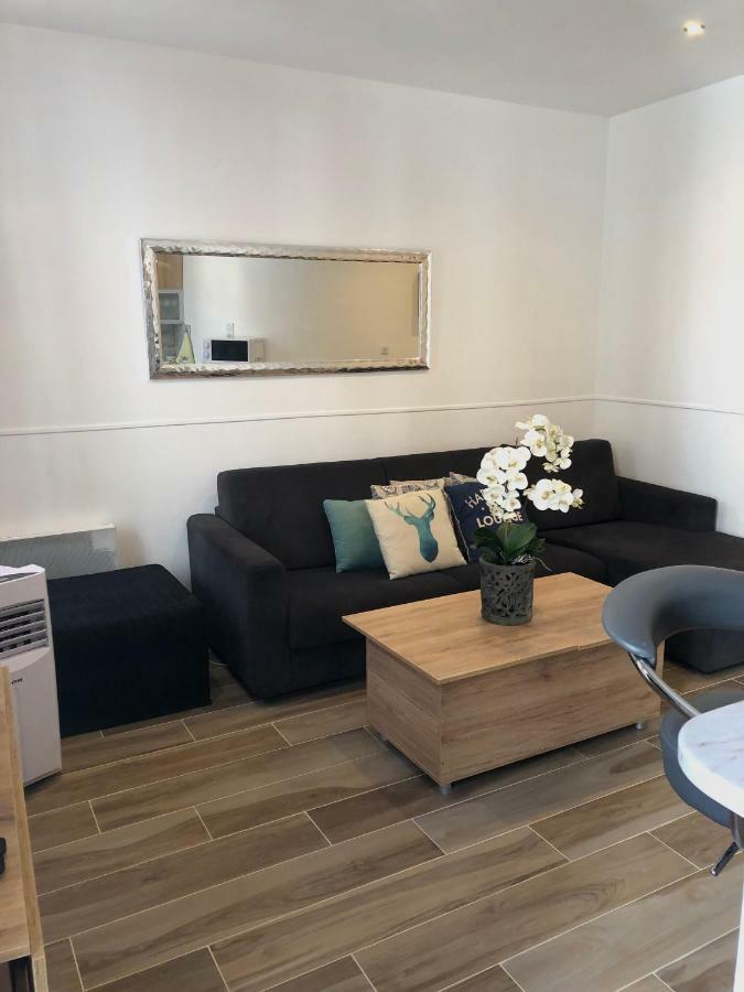 Stylish White And Red Apartments ジュアン・レ・パン エクステリア 写真