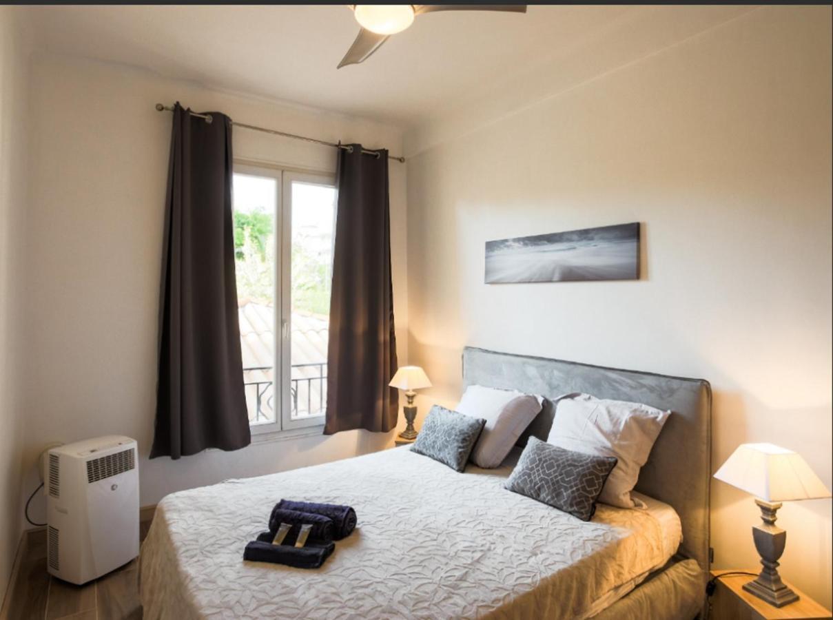 Stylish White And Red Apartments ジュアン・レ・パン エクステリア 写真