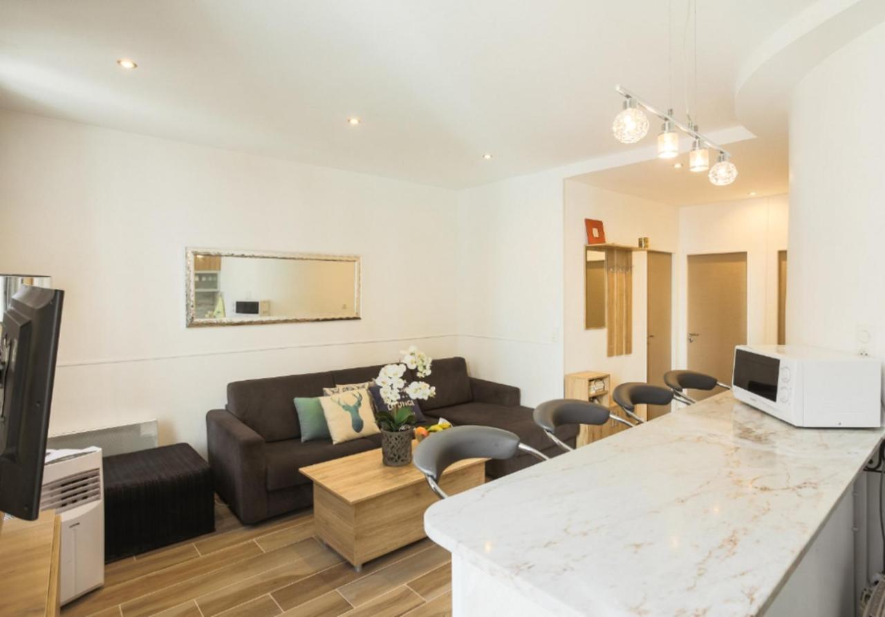 Stylish White And Red Apartments ジュアン・レ・パン エクステリア 写真